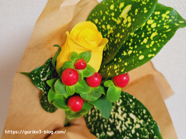 最初に届いたお花の写真(包装紙)