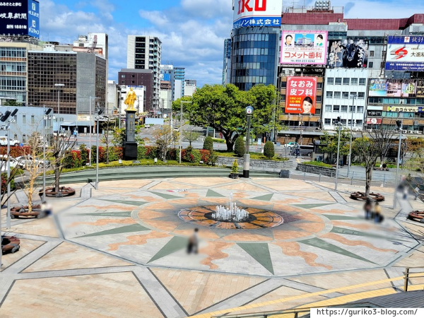 JR岐阜駅　黄金の織田信長像　信長ゆめ広場　写真